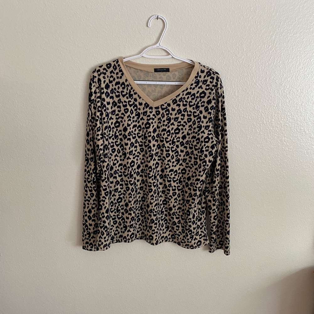 Women’s size L leopard print shirt.